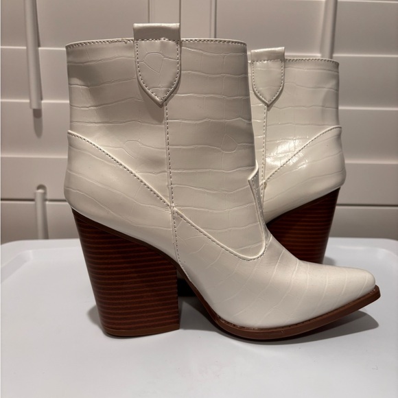 Qupid White Ankle Boots with Brown Block Heel - Picture 6 of 8